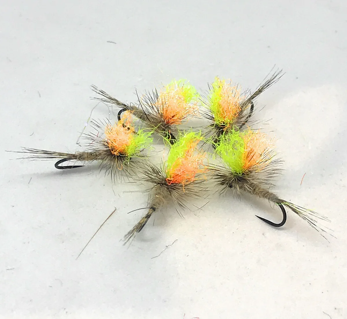 Dark Hendrickson Hi-Vis Parachute Dry Fly 3 artificiali. – featured