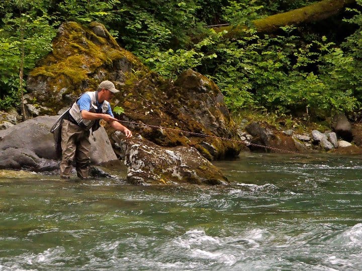 Pescatore pratica czech nymph con filo corto su fiume tra rocce